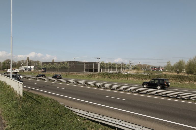 Aanzicht bedrijfspand vanaf snelweg A15