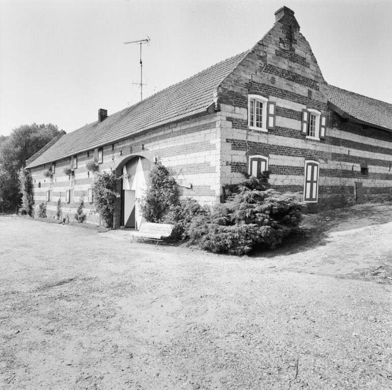 Foto van de voorgevel van de carréboerderij uit 1991 - Bron: beeldbank RCE
